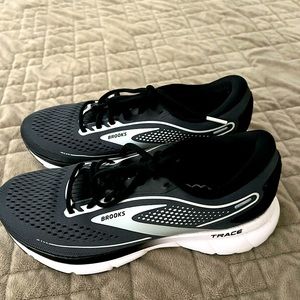 Super nice only worn twice Brooks trace size 7 black-and-white